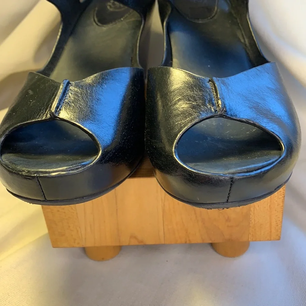 Johnston & Murphy almost NEW leather wedge peeptoe